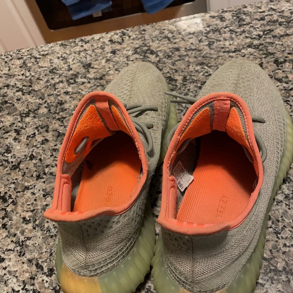 Yeezy 350 - Picture 2 of 6